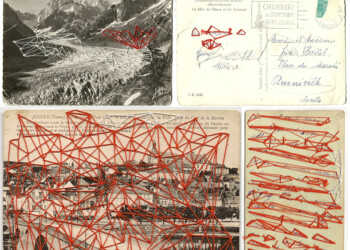 Bons baisers, broderie sur carte postale ancienne, fil rouge et blanc.