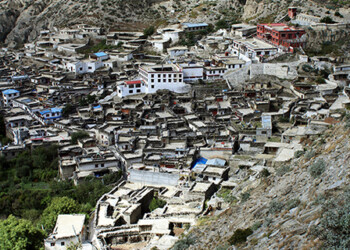 Les balises, objets balisés vert fluo, vue sur le village de Marpha.
