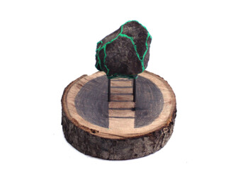 La pierre exilée, pierre du Mustang, rondin de bois, clou, dimensions variables.