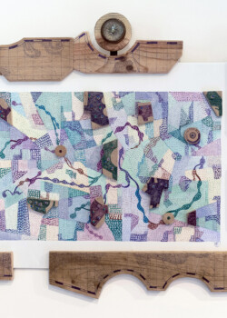 Cartographie ludique "vous en êtes ici", 80x68 cm.
Aquarelle, stylo bille et chutes de bois - boussole et épingles